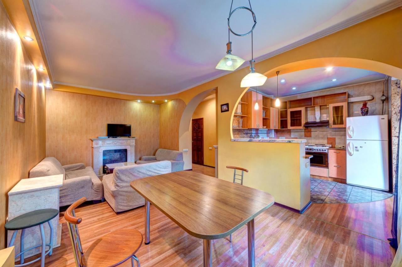 Three-Room Apartment Near Ocean Plaza Kyiv Exterior photo