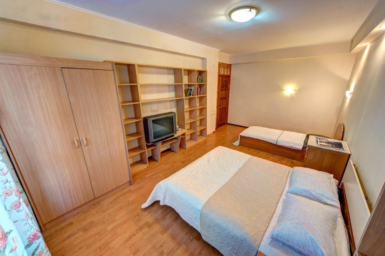 Three-Room Apartment Near Ocean Plaza Kyiv Exterior photo